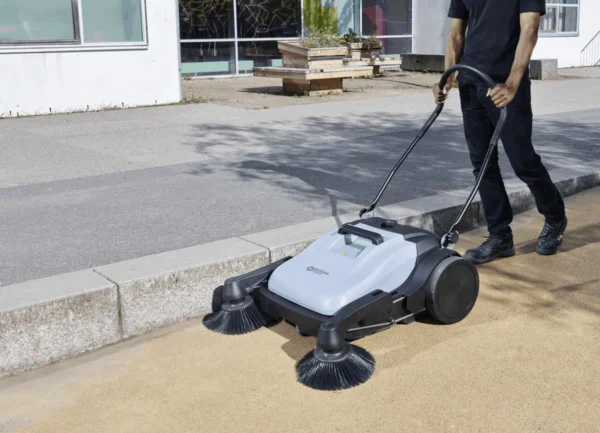 Nilfisk SW250 Manual Sweeper - Image 4